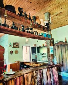 eine Küche mit einer hölzernen Arbeitsplatte in einem Zimmer in der Unterkunft Pousada Paineira in São Gonçalo do Rio das Pedras