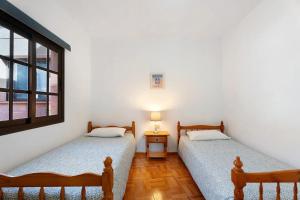 2 camas individuales en una habitación con ventana en Apartamento Timijiraque, en Timijiraque