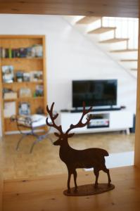 uma estátua de uma rena numa sala de estar em Ferienwohnung Rappeneck-Blick nur für Urlauber em Kirchzarten