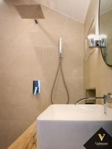 y baño con lavabo y ducha. en Valmont Luxury Chalet, 