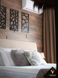 Llit o llits en una habitació de Valmont Luxury Chalet