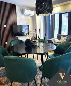 sala de estar con mesa y sillas verdes en Valmont Luxury Chalet, 