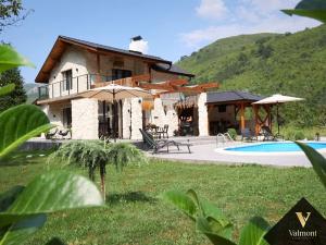 una casa con piscina frente a ella en Valmont Luxury Chalet, 