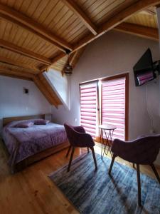 1 dormitorio con cama, mesa y ventana en Stara pruga Jaz 2, en Višegrad