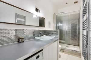 W łazience znajduje się umywalka, toaleta i lustro. w obiekcie Bright typical apartment-TiquetonneChâtelet w Paryżu