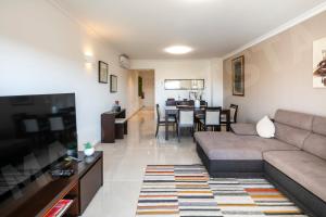 een woonkamer met een bank en een eetkamer bij Apartment Mar a Vista in Portimão