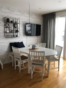 ein Esszimmer mit einem weißen Tisch und Stühlen in der Unterkunft Beach Home, Köpingsvik in Köpingsvik