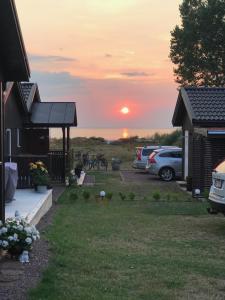 einen Sonnenuntergang vom Hinterhof eines Hauses in der Unterkunft Beach Home, Köpingsvik in Köpingsvik