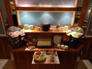 einen Tisch mit Schalen mit Lebensmitteln und Teller mit Lebensmitteln in der Unterkunft Pension Richter in Ückeritz