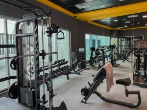 - une salle de sport avec plusieurs tapis de course dans l'établissement Full Marina View - Gorgeous 2 BR, Opal Tower, à Dubaï