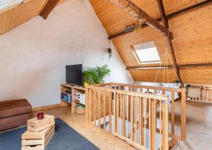 un soggiorno con soffitto in legno di Vitaflow logies a Koksijde