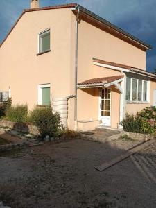 een klein huis met bij Chambres d'hôtes Ruoms sud Ardèche in Ruoms