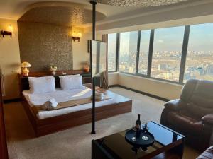 Habitación de hotel con cama y sofá en Sky Magic view Hotel, en Ereván