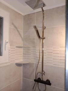 een douche met een douchekop in een badkamer bij Chambres d'hôtes Ruoms sud Ardèche in Ruoms