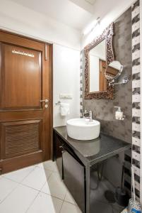 uma casa de banho com um lavatório e um espelho em Palm 34 em Jaipur