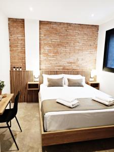 En eller flere senge i et værelse på ARIQUS Fira Apartments