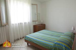 Dormitorio con cama con espejo y tocador en Residence Borgo dei Fiori H06, en Lido di Jesolo
