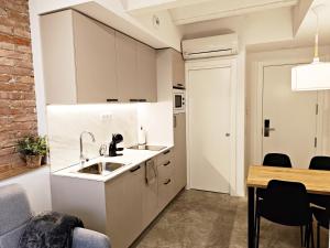 ARIQUS Fira Apartments的厨房或小厨房