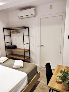 ARIQUS Fira Apartments客房内的一张或多张床位