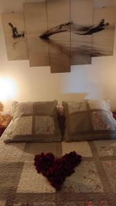 Una cama con un montón de rosas. en gite du bois doré, en Les Vignères