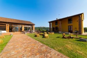 a building with hay bales in the yard at AGRITURISMO RIVA RATTA in Montecchio Maggiore