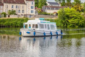 a boat sitting on the water in a river at Pénichettes itinérantes sans permis - Locaboat in Lattes