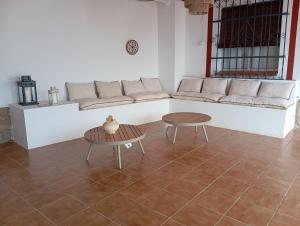 a living room with a couch and a table at Villa Romero in Mairena del Alcor