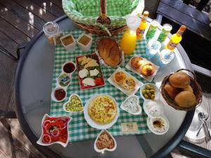 ハッド・ネスにあるאוויר ואווירה - בקתות מקסימות עם ג'קוזי פרטי ונוף ישיר לכנרתのテーブルの上に食べ物の皿が置かれている