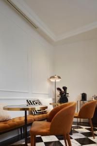 uma sala de estar com uma mesa e cadeiras e uma câmara em The Townhouse em Udine