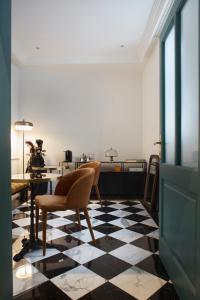 um quarto com um piso xadrez preto e branco em The Townhouse em Udine