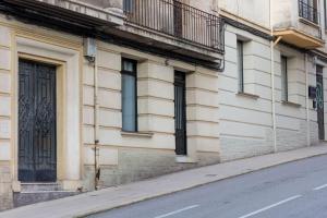 een gebouw met een deur aan de straatkant bij Exclusive & cozy apartment in the center of Soria in Soria