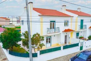 Biały dom z czerwonym dachem w obiekcie Casa dos Minaus by LovelyStay w mieście Santo Isidoro