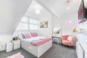 ein weißes Schlafzimmer mit einem Bett und einem Schreibtisch in der Unterkunft Luxury Stay - Parking, Close City Centre, Netflix & Disney, in Nottingham