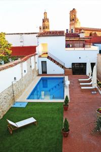 uma vista exterior de uma casa com piscina em casa rural Cieza de León em Llerena