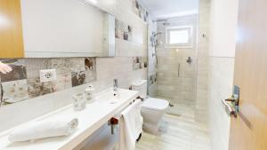 un bagno con lavandino, WC e doccia di Apartamento Net by Family Homes a Denia Altre 35 foto
