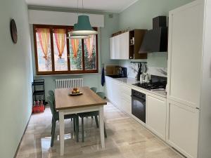 A kitchen or kitchenette at Via Verdi 14