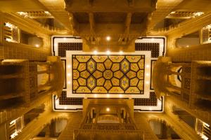 een kamer met een groot scherm aan het plafond bij Guulab Haveli in Jaisalmer