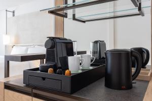 eine Küche mit einer Kaffeemaschine auf der Theke in der Unterkunft The Westin Grand Frankfurt in Frankfurt am Main