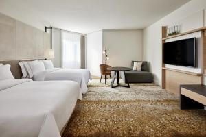 Uma TV ou centro de entretenimento em The Westin Grand Frankfurt
