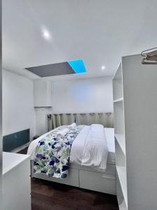 - une chambre avec un lit et une lumière bleue dans l'établissement flat 5 417 Fulham, à Londres
