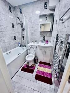 La salle de bains est pourvue de toilettes, d'un lavabo et d'une baignoire. dans l'établissement flat 5 417 Fulham, à Londres