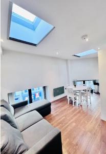 - un salon avec un canapé et une table dans l'établissement flat 5 417 Fulham, à Londres