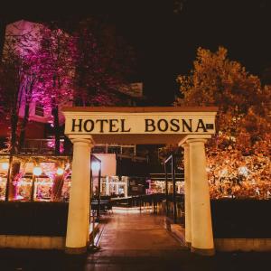 a sign that reads hotel bosoma at night at Hotel Bosna Banja Luka in Banja Luka