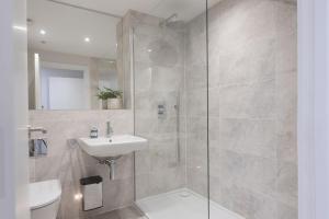 Et badeværelse på Harlyn Penthouse, Harlyn Bay + 36 billeder