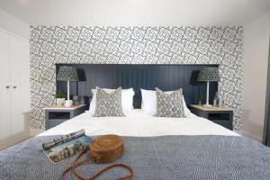 En eller flere senge i et værelse på Harlyn Penthouse, Harlyn Bay