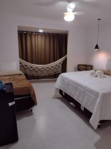 ein Schlafzimmer mit einem Bett und einer Hängematte. in der Unterkunft Sítio Werly in Domingos Martins + 22 Fotos