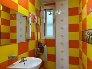 a colorful bathroom with a sink and a window at Swiss Motel in Mokpo