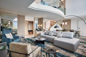 Uma área de estar em The Westin Grand Frankfurt
