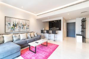 - un salon avec un canapé et une table dans l'établissement Beautifully furnished 3BDR in Al Sidir Greens, à Dubaï