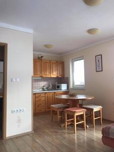 eine Küche mit einem Tisch und Stühlen im Zimmer in der Unterkunft Apartmaji Misotič in Gozd Martuljek